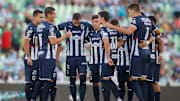 Jugadores de Rayados de Monterrrey previo a un partido.