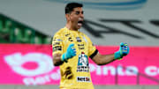 Tras la partida del uruguayo Nicolás Vikonis, Puebla buscaría al cancerbero argentino de Pachuca, Óscar Ustari.