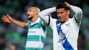 El uruguayo Maximiliano Araujo se lamenta en la derrota del Puebla frente a Santos Laguna, en la semifinal de Ida.
