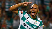 Matheus Doria celebra un gol en partido entre Santos Laguna y Veracruz.