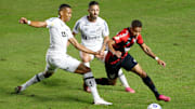 Santos e Athletico-PR brigam por vaga nas semifinais da Copa do Brasil.  