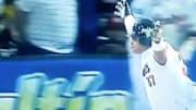 Willians Astudillo celebra su batazo en el quinto juego de la final de la LVBP