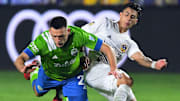 Shane O'Neill del Seattle Sounders y el argentino Cristian Pavon del Galaxy luchando por la posesión del balón.