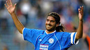 Sebastián Abreu celebra un gol con Cruz Azul.