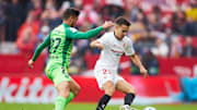 Reguilón y Óscar Rodríguez pelean un balón esta temporada. Los dos podrían dejar varios millones en las arcas del Real Madrid.