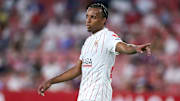 Jules Koundé sous le maillot du Séville FC. 