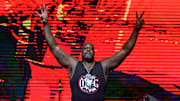 Shaquille O'Neal fue invitado para ser entrevistado por Tony Schiavone