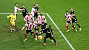 Tottenham e Sheffield se enfrentam na tarde deste sábado (02) pela Premier League.