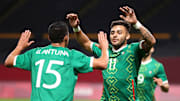 Alexis Vega y Uriel Antuna celebran un gol.