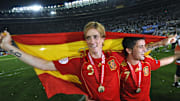 Spanish forward Fernando Torres (L) and