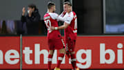 Grifo (links) und Demirovic bejubeln einen der vier Treffer der Freiburger gegen Hertha BSC