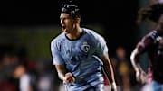 Alan Pulido celebra un gol con el Sporting Kansas City.