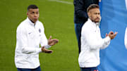Kylian Mbappé y Neymar Junior aplaudiendo