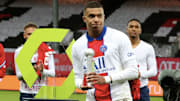 Kylian Mbappé recevant le trophée de meilleur joueur. 