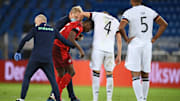 Breel Embolo verlässt gestützt das Feld, Matthias Ginter entschuldigt sich
