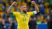 À disposição do mercado desde que deixou o São Paulo, Daniel Alves tem movimentado os clubes do Brasil – e até do exterior. 