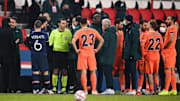 Il capannello intorno all'arbitro in Psg-Basaksehir