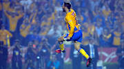 El jugador André-Pierre Gignac celebra un gol.