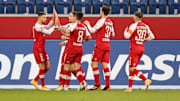 Die Spieler des SC Freiburg bejubeln ein Tor in Hoffenheim.