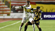 The Strongest v Boca Juniors - Copa CONMEBOL Libertadores 2021 - Villa pelea la pelota.