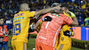 Jugadores de Tigres UANL celebran un gol.