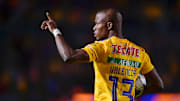 El jugador Enner Valencia celebra un gol con los Tigres UANL.