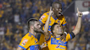 El francés André-Pierre Gignac, el ecuatoriano Enner Valencia y el brasileño 'Juninho' celebrando un gol en el Volcán.