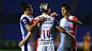 Jesús Angulo celebra un gol en un partido de las Chivas del Guadalajara.