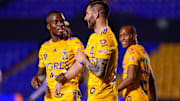 Jugadores de Tigres UANL celebran un gol.