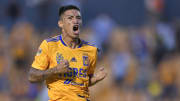 El jugador Raymundo Fulgencio celebra un gol con los Tigres UANL.