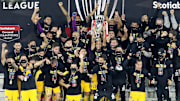 Jugadores de Tigres UANL celebran un campeonato.