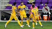 Jugadores de Tigres UANL celebran un gol.