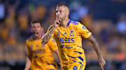 El futbolista Nicolás López celebra un gol con los Tigres UANL.
