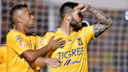 André Pierre Gignac festeja un gol conseguido ante Santos Laguna.