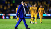 Miguel Herrera dirigiendo el partido Tigres vs Santos