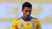 Carlos Salcedo en un partido de los Tigres UANL.