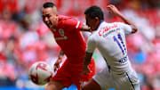 Rodrigo Salinas pelea un balón ante Elías Hernández.