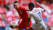 Jugadores de Toluca y Cruz Azul pelean un balón.