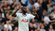 Tanguy Ndombele face à Aston Villa