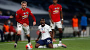 Serge Aurier au sol devant Luke Shaw et Marcus Rashford.