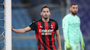 Hakan Calhanoglu e Gianluigi Donnarumma