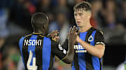 Jack Hendry et Stanley Nsoki se congratulent face au PSG. 