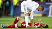 Salah no pudo seguir en la cancha después de lesionarse.
