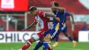 Union v Boca Juniors - Copa de la Liga Profesional 2021 - Tevez pelea por la pelota.