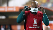 Felipe Melo ficou no banco no Peru, mas deve jogar em Campinas