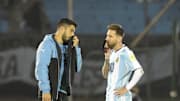 Uruguay v Argentina - FIFA 2018 World Cup Qualifiers - Messi y Suárez charlan en el campo de juego.
