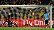 Uruguay v Ghana: 2010 FIFA World Cup - Quarter Finals - Abreu ya se la picó a Ghana y está a punto de celebrar.