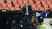 Ist beim Spitzenspiel in Villarreal wohl zu größeren Umbaumaßnahmen gezwungen: Real-Trainer Zinédine Zidane