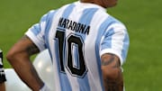 Lucas Barrios, actualmente en el fútbol argentino, luce una camiseta en homenaje a Maradona