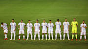 Observen la mano de Messi mientras suena el himno.